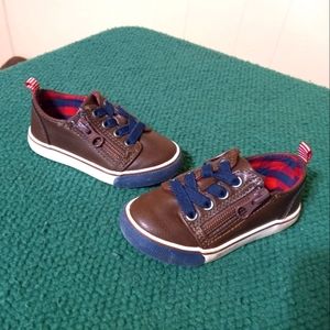 Toddler zip shoes